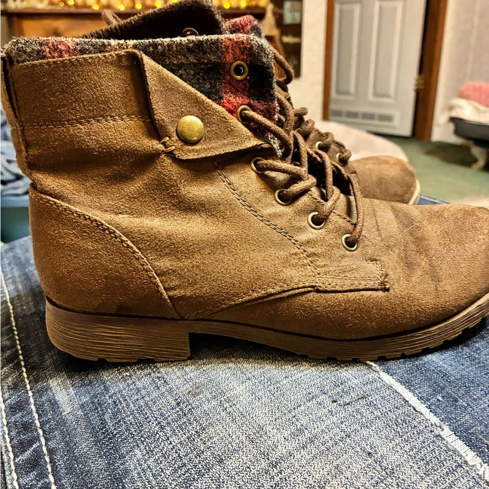 Rock & Candy Brown Textured Ankle Boots